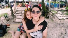 越南網紅訴遭初戀男友拋棄，原因是嫌她胸部小。（圖／翻攝pose.com.vn）