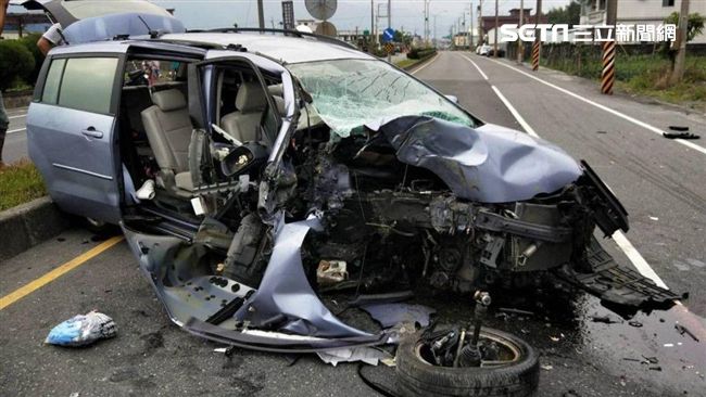 快訊／宜蘭休旅車自撞電桿　6人送醫