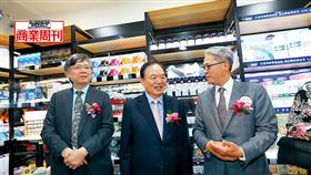 開幕當天，輔大校長江漢聲、全聯董座林敏雄、台新金董座吳東亮（圖左至右）一同為貴賓導覽藥安康藥局。（圖／駱裕隆攝影／商業周刊）（名家，勿用）