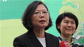 台大校長遴選　總統：尊重教育部專業決定教育部27日駁回台灣大學校長遴選結果，總統蔡英文（前）28日表示，「還是尊重教育部的決定，畢竟它是一個蠻專業的決定」，由教育部處理，應尊重教育部的決定，且處理過程也有跨部會協助。中央社記者張皓安攝　107年4月28日