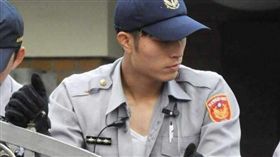 學長不要…帥警擋陳抗微露胸膛　網讚「反年改的最大貢獻」
圖／翻攝自小聖蚊的治國日記臉書