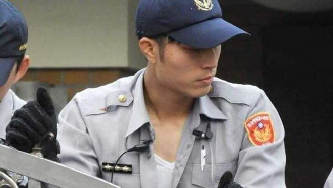 這張帥警照　網友笑「反年改有貢獻」