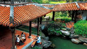 來到台灣最大的園林建築「南園」，能一享在亭台樓閣裡聽琴的遊園之樂，也可另外付費預約茶席。（圖／陳鴻文攝影／商業周刊）（名家，勿用）
