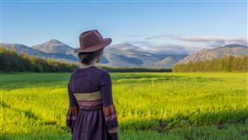 女孩,背影,鄉村,草原,田地,務農,鄉下,家鄉,遠望,旅行（圖／Pixabay）