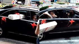 脾氣這麼大？新娘結婚改丟冷氣機。（圖／翻攝新竹爆料公社）