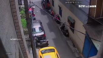 鄰居爭吵反目！頂樓天降石塊砸車報復