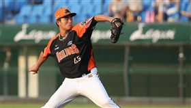 施子謙好投　統一獅勝桃猿中華職棒22日在桃園棒球場進行Lamigo桃猿隊與統一獅隊賽事，終場統一獅以5比4擊敗桃猿，先發投手施子謙主投6.1局只失1分，拿下本季第2勝。中央社記者張新偉攝　107年4月22日