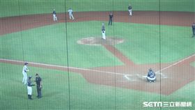 洪一中上場抗議幫王耀霖爭取練投時間。（圖／記者王怡翔攝）