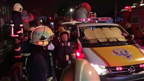 敬鵬平鎮廠大火 救出1名受困消防員桃園市平鎮區敬鵬工業工廠28日深夜發生大火，傳出有7名消防人員受困失聯，在搶救約3小時候，傳出已找到其中一名消防隊員，緊急送醫急救。中央社記者吳睿騏攝 107年4月29日