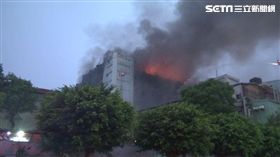 敬鵬工廠堆滿危險物品火勢難滅，消防同仁強忍悲痛繼續救。