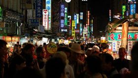 六合夜市／flickr－PROThomas Au
（https://www.flickr.com/photos/mk_is_here/4726475168/in/photolist-8cB3gi-8cEqpb-cU217m-8cB76K-8cB7BM-6koSKS-8cEnGS-yZcM19-b4Ax1i-b3Bbai-oiFEf8-b4Ax2D-b3BbgB-b3Bb4n-4G56Nb-4G4Y3b-71vwze-71zBsA-b3BaXD-71zzJw-71vCoz-71vzSr-71vySB-4G51Vm-4G53rf-K8W4eW-K8W495-K8W43o-71zxTy-71vxWr-71zAYE-8cEp21-71zAf9-71vwWF-71zwUh-71zvyJ-71vB7F-b4Ax3T-71zyR3-b3BaSg-b4Ax4V-K8W4aC）