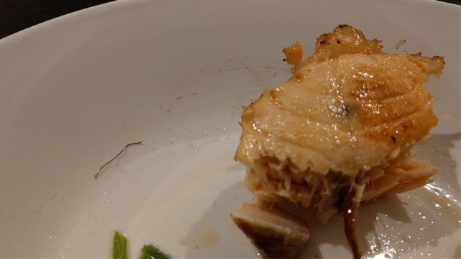 鮭魚肉驚見金屬細絲　好市多這樣回應