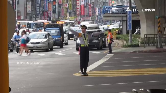 花式交管！警吹哨節奏感、姿勢一百