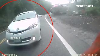 驚險一瞬間！對向車逆向險撞重機騎士