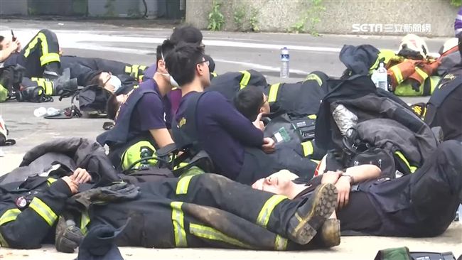 整晚拼滅火　消防弟兄累癱倒地睡一片