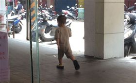 屁孩搗蛋敲玻璃吐口水　網友崩潰求助
（圖／翻攝自爆怨公社）