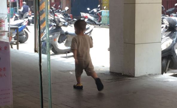 屁孩搗蛋敲玻璃吐口水　店員崩潰求助