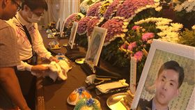 桃園工廠大火　哀悼消防弟兄　　桃園市平鎮區敬鵬工廠28日深夜發生大火，5名消防員殉職，消防局同事29日前往殯儀館協助處理後事，氣氛令人不捨。中央社記者黃旭昇桃園攝　107年4月29日