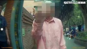 魏男在復興中小學校門口叫囂遭到警方上銬帶回保護管束（翻攝畫面）
