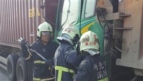 新北市,林口,台61,西濱快速道路,車禍,砂石車,聯結車,受困,新北市消防局