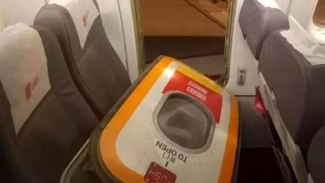 誇張！嫌飛機悶熱竟開逃生艙門通風