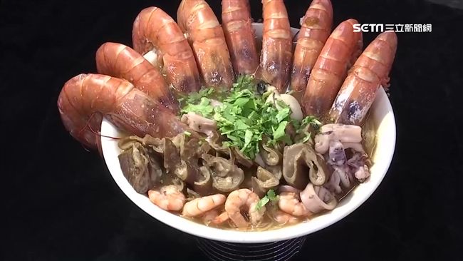 超浮誇！痛風麵線天使紅蝦9隻掛碗邊