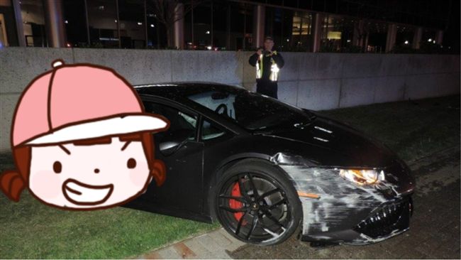 藍寶堅尼撞上路燈！慘遭「一分為二」