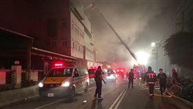 桃園工廠大火釀7死　5消防員殉職（2）桃園平鎮區敬鵬工廠28日大火持續至29日晚間仍未完全撲滅，目前已造成5消防員殉職、2名移工死亡。目前事故原因仍待相關單位調查，釐清敬鵬有無缺失。中央社記者吳睿騏攝　107年4月29日