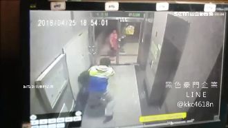 一言不合起口角　鄰居互毆撞牆險失明