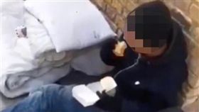 流浪漢,惡作劇,漢堡,口水（圖／推特）