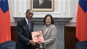 蔡英文總統今（30）日上午接見海地共和國外交部長羅迪格（Antonio Rodrigue）。（圖／總府提供）