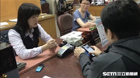 北院實施行動支付，律師張志全體驗用Apple Pay繳納支付命令費。潘千詩攝影