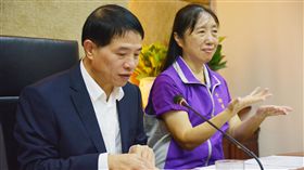 凱擘系統下架民視2台　NCC：時間太巧民視新聞台11月初在中華電信MOD上架，隨即凱擘系統就下架民視2台，NCC副主委翁柏宗(左)22日說，時間太巧合，且雙方協商紀錄中沒有民視簽名，NCC將立案調查。中央社記者朱則瑋攝　106年11月22日