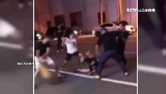 拿「三角錐」猛打　街頭上演火爆鬥毆