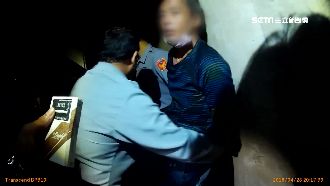 群警圍捕偷車賊　掏槍喝斥：熄火下車