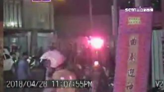 廟會抬轎爆衝突　三角錐、鞭炮滿天飛