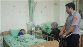 離家33年被宣告死亡　警助她與弟弟相認台南市麻豆警分局人事室警務佐吳孟宇（右），為離家33年且已被宣告死亡的呂姓婦人（左）找到弟弟（中），兩人相認，當場流下眼淚。（麻豆警分局提供）中央社記者楊思瑞台南傳真　107年4月30日