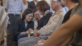 總統蔡英文上午前往「中壢御奠園」弔唁敬鵬工廠大火殉職的消防弟兄及慰問家屬。(圖/總統府提供)