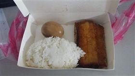 這樣的便當要近百元，消費者覺得傻眼喊「吃不下去」。（圖／翻攝爆怨公社）