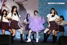 前南韓練習生「馨亞」來台發單曲，媽媽神秘出現送上雞肉飯讓她淚崩。（記者邱榮吉/攝影）