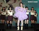 前南韓練習生「馨亞」來台發單曲，媽媽神秘出現送上雞肉飯讓她淚崩。（記者邱榮吉/攝影）