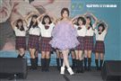 前南韓練習生「馨亞」來台發單曲，媽媽神秘出現送上雞肉飯讓她淚崩。（記者邱榮吉/攝影）