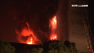 火勢撲滅後…敬鵬屋頂晚間再現火光！