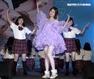 前南韓練習生「馨亞」來台發單曲，媽媽神秘出現送上雞肉飯讓她淚崩。（記者邱榮吉/攝影）
