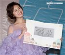 前南韓練習生「馨亞」來台發單曲，媽媽神秘出現送上雞肉飯讓她淚崩。（記者邱榮吉/攝影）