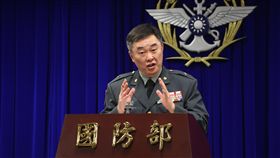 漢光演習首納後備  無人機及中華電信參與國軍漢光34號實兵實彈演習6月4日登場，國防部作戰及計畫參謀次長室聯合作戰處處長葉國輝（圖）出席簡報，這次民間營造廠、中華電信、民間無人機等後備能量將首次參與，模擬清泉崗基地跑道、通訊等設施的戰損修復。中央社記者裴禛攝  107年4月24日