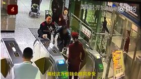 乘客經痛險暈倒　女大生暖舉感動網友　圖／翻攝自梨視頻