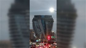 台北,大樓,歪斜,帝寶,昂貴,房價,18億,陶朱隱園,爆廢公社　圖／翻攝自臉書爆廢公社