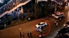 疑付不出醫藥費…窮父天橋扔罹癌兒下馬路　慘遭車輾斃
▲圖／翻攝自YouTube