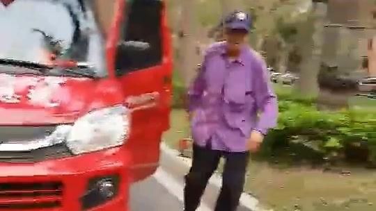 疑行車糾紛　愛國同心會駕駛痛毆騎士